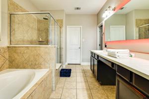 Group Getaway with Home Theater in San Antonio!的一间浴室