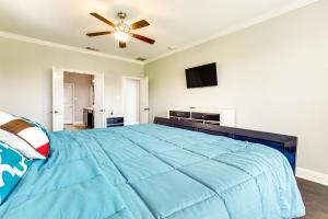 Group Getaway with Home Theater in San Antonio!客房内的一张或多张床位