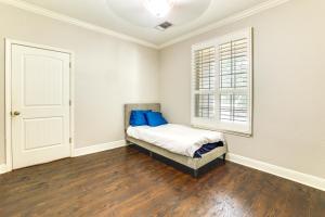 Group Getaway with Home Theater in San Antonio!客房内的一张或多张床位