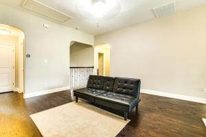 Group Getaway with Home Theater in San Antonio!的休息区