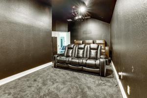 Group Getaway with Home Theater in San Antonio!的休息区