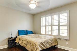Group Getaway with Home Theater in San Antonio!客房内的一张或多张床位
