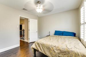 Group Getaway with Home Theater in San Antonio!客房内的一张或多张床位