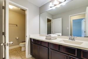 Group Getaway with Home Theater in San Antonio!的一间浴室