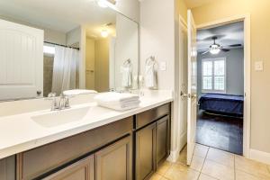 HelotesGroup Getaway with Home Theater in San Antonio!的带水槽和镜子的浴室