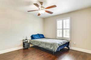 Group Getaway with Home Theater in San Antonio!客房内的一张或多张床位