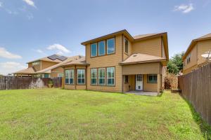 HelotesGroup Getaway with Home Theater in San Antonio!的一座带围栏和庭院的大房子