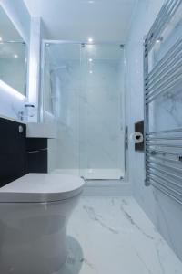 un bagno bianco con doccia e WC di Unit 1 Stylish & Chic 1-BR Flat, Free Wi-Fi, Free Parking, Intimate Location a Sheffield