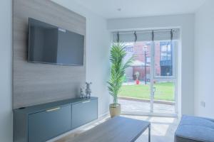 un soggiorno con una TV a parete di Unit 1 Stylish & Chic 1-BR Flat, Free Wi-Fi, Free Parking, Intimate Location a Sheffield