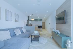 un soggiorno con un divano e un tavolo di Unit 1 Stylish & Chic 1-BR Flat, Free Wi-Fi, Free Parking, Intimate Location a Sheffield Altre 15 foto