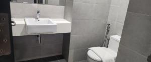 un baño con lavabo e inodoro en Sky Suites at Wyndham KLCC, en Kuala Lumpur