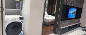y baño con lavadora y espejo. en Sky Suites at Wyndham KLCC, en Kuala Lumpur