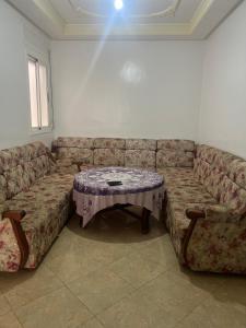Oued LaouにあるIrmisのリビングルーム(ソファ、テーブル付)