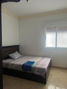 Oued LaouにあるIrmisのベッドと窓のある寝室 +25枚の写真