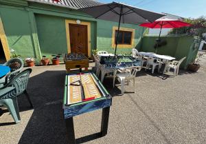 Ein Restaurant oder anderes Speiselokal in der Unterkunft Apartamentos Casa Carola 