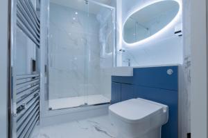 ein weißes Badezimmer mit Toilette und Dusche in der Unterkunft Unit 3 Spacious & Ideal 1-BR Stays, Near Sheffield United Football Club, Wifi-Parking & Comfortable in Sheffield