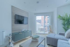 TV a/nebo společenská místnost v ubytování Unit 3 Perfect 1-BR Stays, Near Sheffield United Football Club, Free Unlimited WIFI-Ample Parking