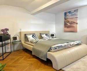 Un dormitorio con una cama y un cuadro en la pared. en das Haunsperg, en Salzburgo