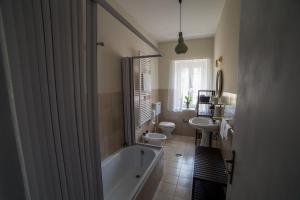 a bathroom with a tub and two sinks and a toilet at La Casa Del Borgo in Brienza