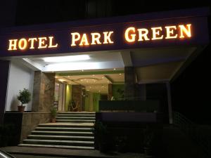 uma entrada do hotel com uma placa que lê o parque verde do hotel em Hotel Park Green em Poti
