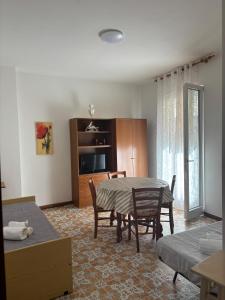 a living room with a table and chairs in it at Da Fede al mare in Moneglia