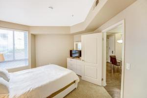 Televiisor ja/või meelelahutuskeskus majutusasutuses Global Luxury Suites at Civita Mission Valley