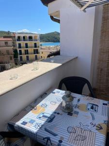ein Tisch auf einem Balkon mit Blick auf die Stadt in der Unterkunft La Casa In Piazza in Marina di Camerota