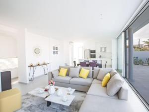 ein Wohnzimmer mit Sofa und Tisch in der Unterkunft Villa Panemorfi - Luxury Brand New 3 Bedroom Protaras Villa With Private Pool in Protaras