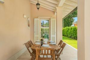 ein Esszimmer mit Tisch und Stühlen in der Unterkunft GOLDEN LUXE - Villa Golden next Twiga Beach Club in Marina di Pietrasanta