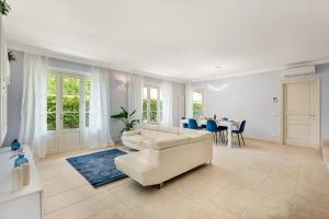 ein Wohnzimmer mit Sofa und Tisch in der Unterkunft GOLDEN LUXE - Villa Golden next Twiga Beach Club in Marina di Pietrasanta