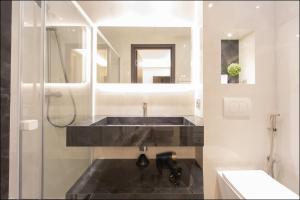 ein Bad mit einem schwarzen Waschbecken und einer Dusche in der Unterkunft Hôtel particulier Marceau - Centre - Neuf - Suites de 3 à 28 chambres in Cannes + 164 Fotos
