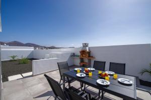 una mesa con comida en el patio en Villa Gara 8, en Puerto Calero