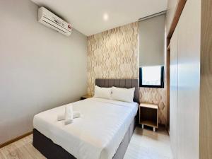 una piccola camera con letto bianco e TV di Sea Bridge View Sky Pool Cozy 3BR Retreat airport 9pax a Bayan Lepas Altre 27 foto