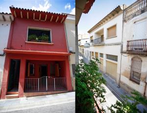 ein rotes Gebäude mit einem Fenster und einem Balkon in der Unterkunft Apartamento céntrico en Sant Feliu de Guíxols in Sant Feliu de Guixols