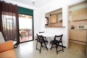 eine Küche und ein Esszimmer mit Tisch und Stühlen in der Unterkunft Apartamento céntrico en Sant Feliu de Guíxols in Sant Feliu de Guixols