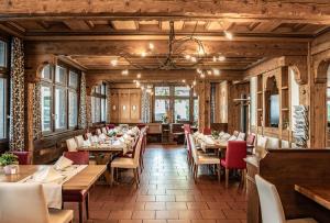 Restoran või mõni muu söögikoht majutusasutuses Tailormade Hotel KRONE Sarnen