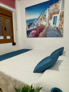 een slaapkamer met een bed met een schilderij aan de muur bij Apartamento en el Parque in Ontinyent