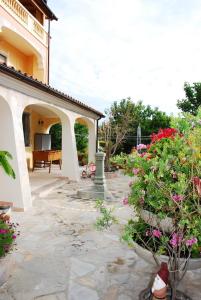 Κήπος έξω από το Villa Lussu