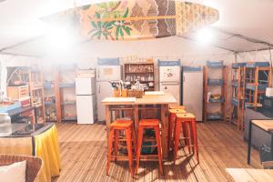 eine Küche mit einem Tisch und 4 Hockern in der Unterkunft Glamping Spot - La Flotte en Ré in La Flotte