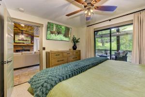 une chambre avec un lit et un ventilateur de plafond dans l'établissement River Cottage of Blue Ridge - Outdoor Lounge with Gorgeous Views + a Hot Tub and Firepit!, à Blue Ridge