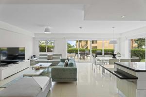 Et opholdsområde på Beachfront - Coral Sea Garden 3BR condo - P116