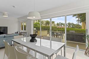 En balkon eller terrasse på Beachfront - Coral Sea Garden 3BR condo - P116