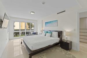 En eller flere senge i et værelse på Beachfront - Coral Sea Garden 3BR condo - P116 + 50 billeder