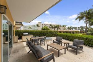 Et opholdsområde på Beachfront - Coral Sea Garden 3BR condo - P116