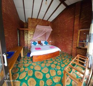 Rúm í herbergi á Nine Arch Jungle Inn