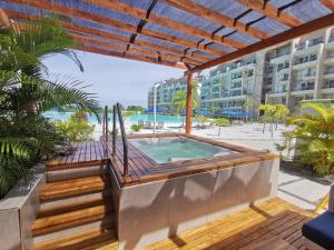 un bain à remous sur une terrasse avec vue sur un bâtiment dans l'établissement Baia Kristal - Vacaciones Cartagena Colombia, à Carthagène des Indes 37 autres photos
