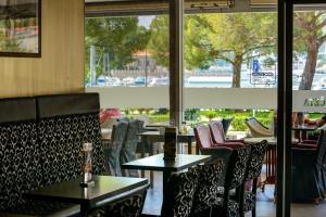 Reštaurácia alebo iné gastronomické zariadenie v ubytovaní Adriatic Deluxe Apartments
