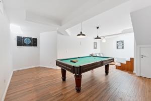 een kamer met een pooltafel bij GuestReady - Fantastic family home in Salgueiros in Porto
