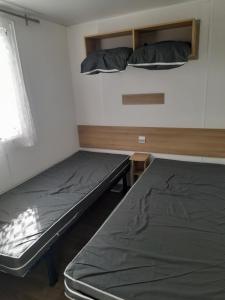 Ένα ή περισσότερα κρεβάτια σε δωμάτιο στο MOBIL HOME le MARTINET