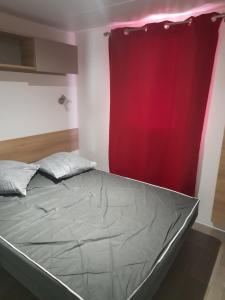 Ένα ή περισσότερα κρεβάτια σε δωμάτιο στο MOBIL HOME le MARTINET +3 φωτογραφίες